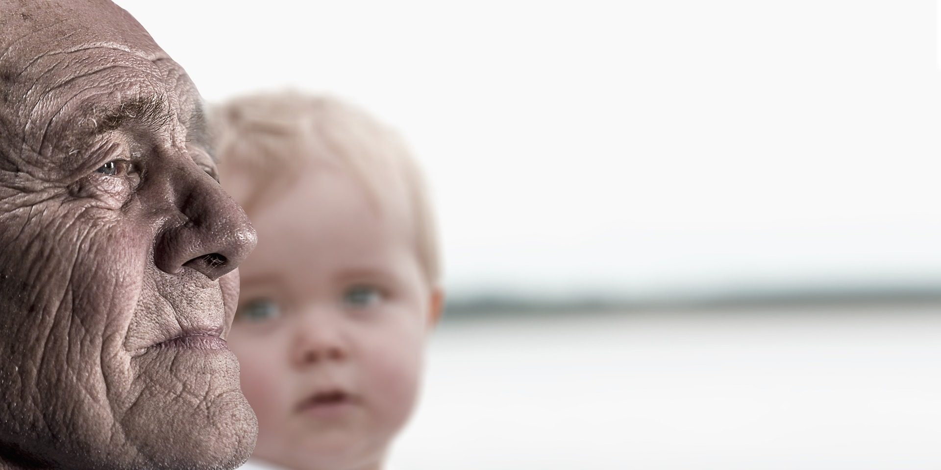 kleines Kind schaut fragend alten Mann an