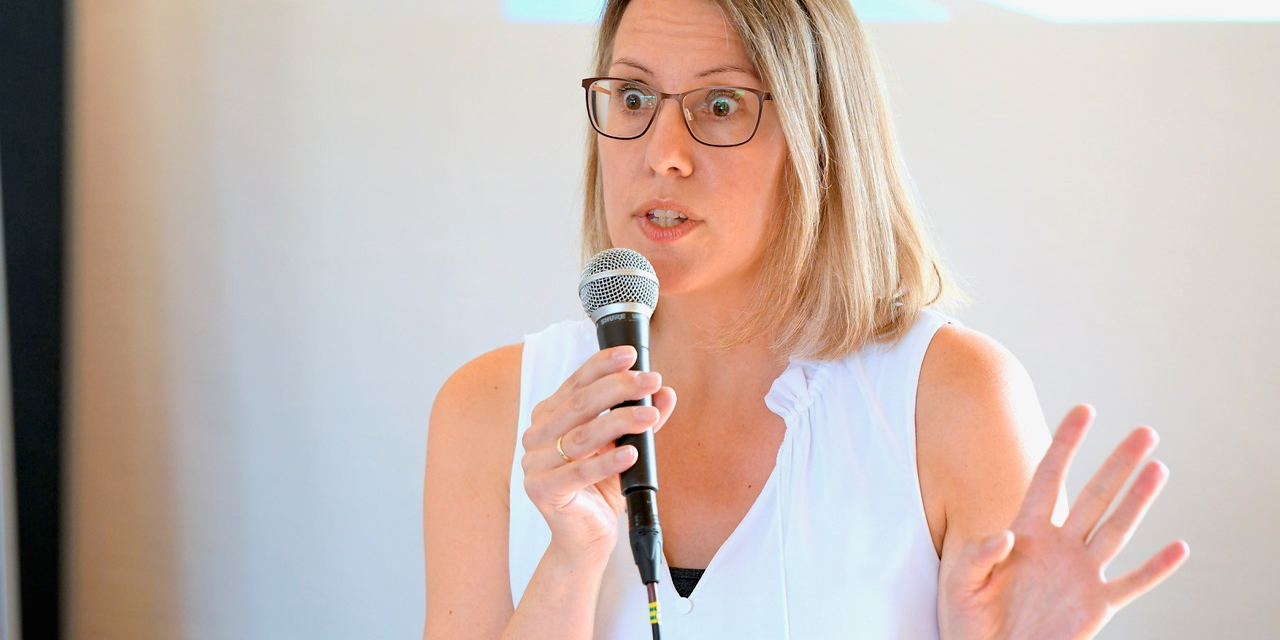 Cornelia im Vortrag überrascht