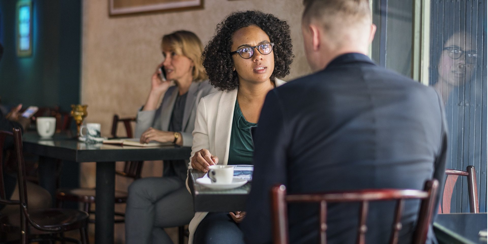 african-3399525_1920(1) Mann und Frau unterhalten sich an Tisch
