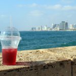 Drink auf Mauer mit Blick auf Tel Aviv