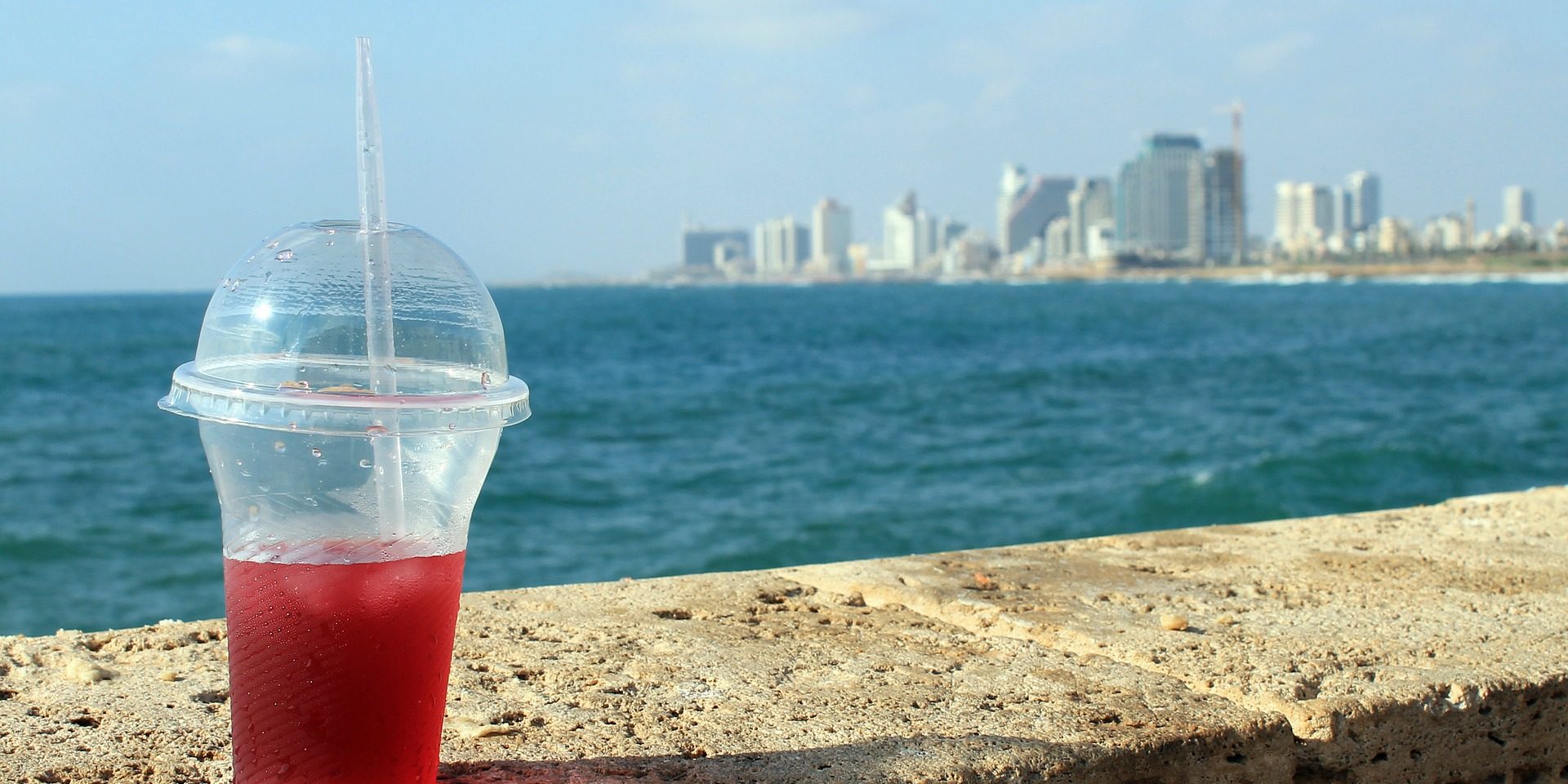 drink-2446102_1920 Drink auf Mauer mit Blick auf Tel Aviv